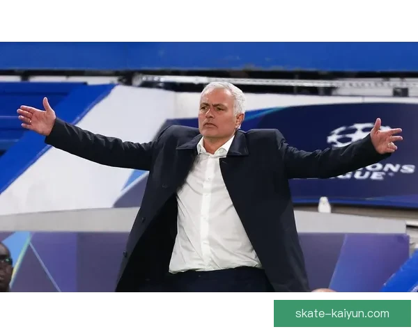 穆里尼奥在边后卫角色上的战术运用与调整持续备受关注